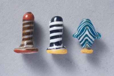 Zwei Glas-Ohrstecker und ein Ib-Herz-Amulett von New Kingdom Egyptian